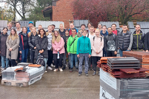  » Students with Ms Catrin Müller (Head of Laboratory, centre left), Prof. Dr Bastian Raab (far right) and Prof. Dr Barbara Hintz (successor to Prof. Dr Krcmar, centre right) in front of the exhibition in the outdoor area 