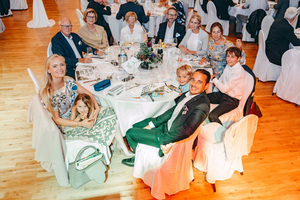  » Die Unternehmer am Familientisch. Irmgard Schmidt (Mitte oben) repräsentiert die Gründergeneration 
