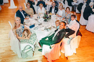  » The entrepreneurs at the family table. Irmgard Schmidt (top centre) represents the founding generation 