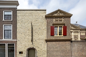  » Die Renovierung hat zu einer Sythese von Baustilen innerhalb des Museums und mit der Umgebung geführt. Links ein Nachbarhaus, in der Mitte das Ende des neuen Van Steijn-Flügels, rechts ein Flügel und ein Teil der Mauer der ‘Laecken-Halle‘ 