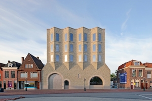  » Das neueste Mitglied der „Gebäude-Familie“ des Museum De Lakenhal, das Van Steijn Gebouw. In seiner Morphologie nimmt das Gebäude Bezug auf die großen Textilfabriken, die bis zum Ende des 19. Jahrhunderts um den Lammermarkt standen 