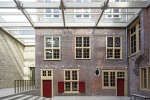  » The inner courtyard behind the historic main building, the ‘Achterplaats’, has become a large room and a new glass canopy has become the central hub. The four different wings with their own ‘fond de teint’ can be seen in the courtyard 