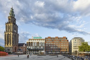  » Die „Oostwand“ nach der Fertigstellung 2021, Blick vom Rathaus auf den Grote Markt 