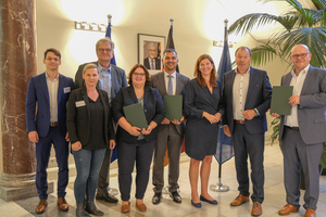  » Éverybody is happy: The Parliamentary State Secretary to the Minister of Food and Agriculture, Dr Ophelia Nick (3rd from right) handed over the funding notification in Berlin for the conception and construction of a pilot plant for the production of climate-friendly brick insulation materials with beech wood fibres. From left to right: Markus Baumann and Kathleen Flotow (Project Management and Construction Consulting of the FNR), Gunther Mieth (BMEL), Nina Ritter (Fraunhofer WKI), Murray Rattana-Ngam (Shareholder and Managing Director at Ziegelwerk Bellenberg), Dr. Ophelia Nick (BMEL), Hubertus Loick (Chairman of the Board - Loick AG für nachwachsende Rohstoffe), Klaus Schuppan (Managing Director - Loick Biowertstoff GmbH)  