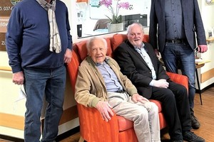  » Feierrunde zum 100. Geburtstag: (von links) H.-H. Meier, H. Brüning, Dr. D. Janssen, H. Kreth 