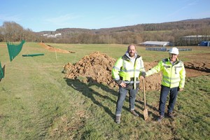  » Spatenstich für die neue PV-Anlage in Höhr-Grenzhausen: Sven Lehmler (links, Abteilungsleitung Technisches Büro bei Steuler) und Arne Pochert (rechts, Geschäftsführung STEULER-KCH GmbH) 