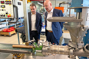 » ZI editor-in-chief Victor Kapr and Andreas Treut follow an extrusion test in the Händle laboratory 