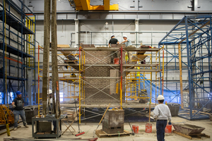  » Das Bauwerk ist so konzipiert, dass es Mauerwerksbauten nachempfunden ist, d. h. Gebäude aus Ziegeln und Mörtel, die bei einem Erdbeben mit am stärksten gefährdet sind 