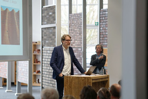  » In their lecture “Parametric Design and Traditional Craftsmanship”, Martin Behet (left) and Roland Bondzio (right) used two concrete examples to show how modern and traditional design, as well as their craftsmanship, can be reconciled 