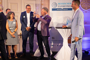  » Managing Director and Vice President of Chamber of Industry and Commercel Klaus-Achim Wendel (centre) presents the prize he has just received
 