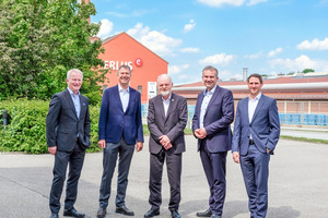  » Handover at ERLUS AG: Peter Hoffmann (centre) with Supervisory Board Chairman Claus Girnghuber (2nd from left) and the new ERLUS AG Board of Management: Dr. Rüdiger Grau (left), Patrick Dietrich (right) and Martin Eisenreich (2nd from right) 