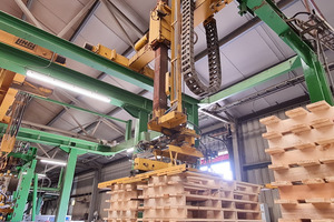  » The challenge: The pallets return to the brick factory in stacks and have to be unstacked, sorted out and fed to the packaging machine 