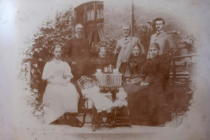  » Abb. 3 Ferdinand und Pauline mit ihren Kindern Martha, Paula, Louise, Fritz und Enkelkind Martha 
