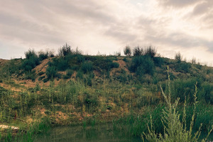   » Auftakt der Dreharbeiten: Mit Schwung sticht Schauspieler Gero in den Boden der Tongrube  