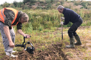  » The start of filming: With verve, actor Gero stabs into the ground of the clay pit
 