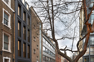  » Brickwork serves as the façade material of choice in Riding House Street. As a contrast to the existing brickwork, Staffordshire Blue Clay was selected for the Interlock 