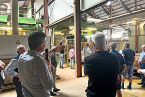  » Frank Kordes, plant manager at Olfry, explains the setting plant of the hand formed production line to the participants 