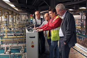  » Gute Ergebniswerte an der Teststation auf dem Ofen: Dr. Rigo Giese (Projektleiter IZF), Alexander Dütz (Betriebsleiter Hagemeister), Ulf Zierholz (Keller Anlagebau), Christian Hagemeister (Geschäftsführer Hagemeister) 