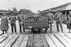  » Fig. 4: Moulding table with moulders, two workers and two presumably local female workers as ‘off-bearers’ at a brickworks in Zehdenick near Berlin, 1928 