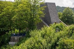  » Mit der markanten Farbgebung erzielt das Gebäude schon von weitem die gewünschte Aufmerksamkeit 