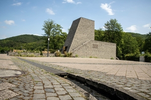  » The external shape is a cross-section of the neighbouring dam wall, so the colour of the facade material had to be matched as precisely as possible to the appearance of the masonry of the Edersee dam 