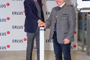 At the opening of the new Erlus logistics centre in Neufahrn, District Administrator Peter Dreier started a work process at the touch of a button in front of the guests of honour 