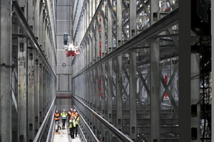  30 Meter Gesamthöhe, 27 Meter über Boden, inkl. Anbauten 115 Meter lang, 63 Meter breit – das neue Logistik-Zentrum vereinfacht die Kommissionierung des Dachziegelzubehörs bei Erlus 
 