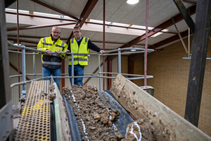  » Rune Cordsen, owner of Industri-Automatik (left), with Jesper Juul Jørgensen, Product Manager at Siemens (right), who helped secure the delivery of the weighing electronics  