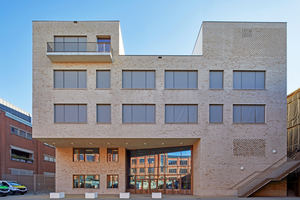  » Der neue Baukörper der Technischen Schule Mechelen fügt sich mit seiner Kubatur und Struktur zurückhaltend in die Umgebung ein, die ornamenthaften Fassade hebt ihn hervor 