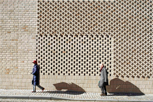  » The varied facade appearance was created with one stone, without special shapes and moulded stones 
