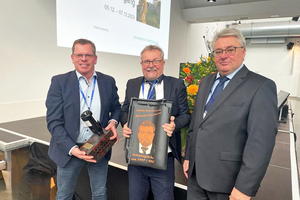  » Ralf Borrmann (left) and Eckhard Rimpel (right) bid farewell to Joachim Deppisch (centre) on behalf of the programme advisory board with selected gifts 