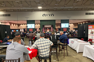  » Das Civic Center of Anderson war wieder Schauplatz des Clemson Brick Forum. Als einer der ersten Redner stellte Vladimir Grubacic von Bedeschi eine Fallstudie zu Forterras Ziegelfabrik in Desford, England vor 