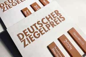  Keramikplakette DEUTSCHER ZIEGELPREIS
Design Edigna Aubele, D.signstudio, Herstellung Keramikmeisterin Martina Lipowsky 