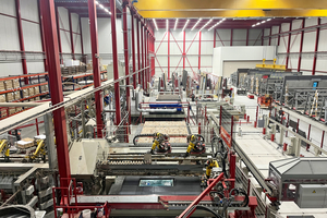  » The Gevelklaar production at the Spaansen plant near Harlingen, Netherlands. On the left you can see the racks with the Vandersanden brick slips and in the middle the technical centrepiece, the automatic laying station developed by Lingl 