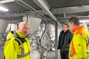  » Christoph Hellmich and Steffen Hennicke explain the function of the continuous mixer to Victor Kapr (centre) 