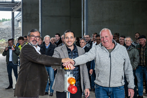  » Stephan Schmidt, Chef der Stephan Schmidt Gruppe, (Mitte) setzt, gemeinsam mit dem Technischen Leiter Ingmar Lepiors (rechts) und dem Betriebsleiter Michael Kilb (links), per Knopfdruck die neue Anlage in Gang 