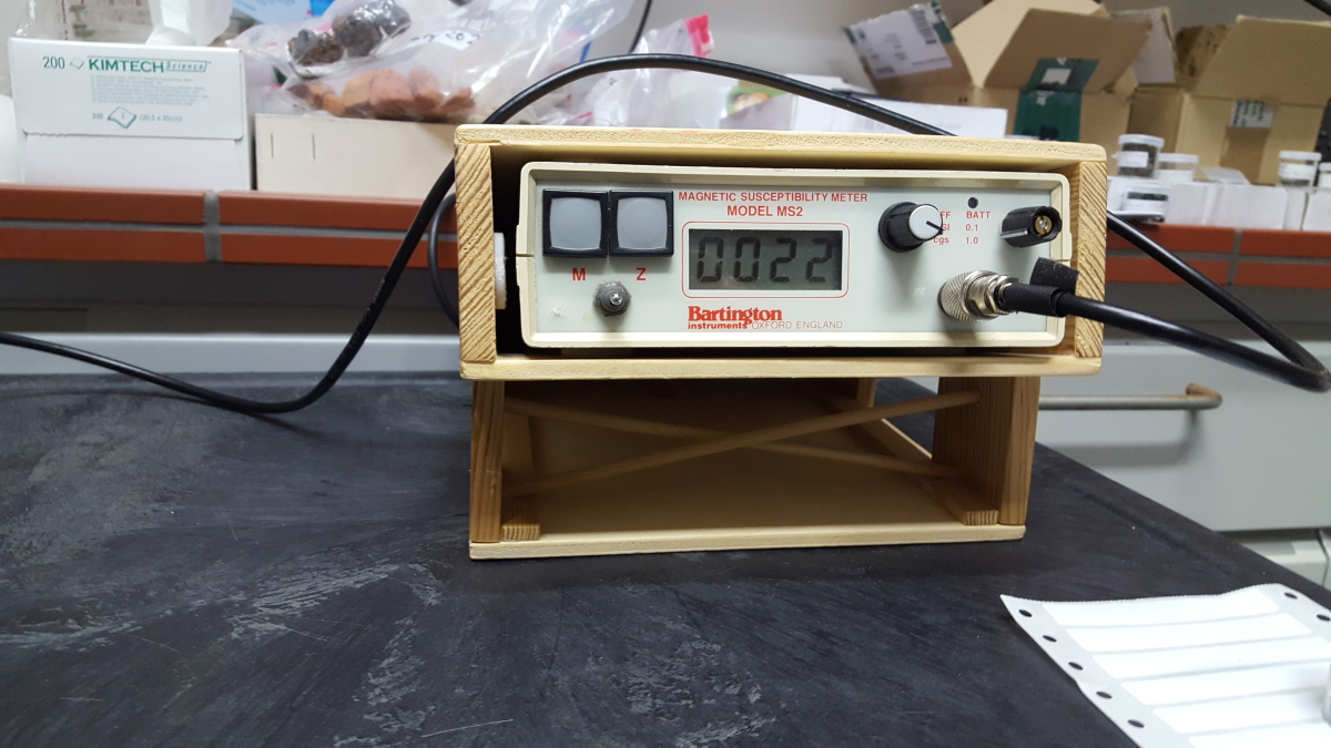 Separating brick particles from the sand fraction in construction and ...