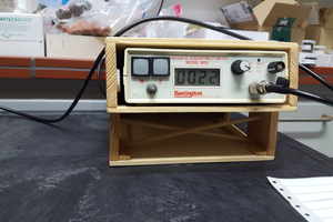  »Fig. 2: Bartington MS2 measurement instrument (left) with MS2B sensor (right) for determination of the magnetic susceptibility of powder samples 