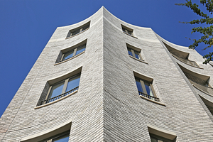  »The architects from David Miller Architects were able to break up the bulky, massive appearance of the building with the help of the elegant Vandersanden hand-moulded facing bricks and the lively, undulating Prefab elements 