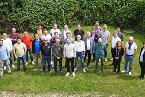 » Future brick professionals with lecturers: Sandra Petereit on the right edge of the picture and Eckhard Rimpel on the right of the centre in the grey jacket   