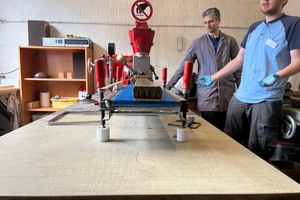  » IZF employees demonstrate vacuum moulding on a model extrusion press   