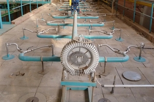  »Fig. 4: High-pressure air injection nozzles arranged in the kiln ceiling with side channel compressor (WIENERBERGER) 