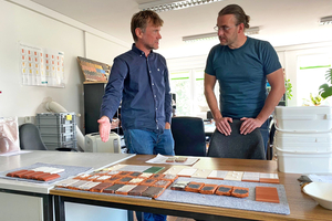  » How are the different effects achieved? ZI editor-in-chief Victor Kapr listens attentively to Mr. Grothe’s explanations. 