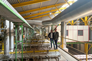  » Christian Gäbelein (left) and Dominic Jung on the roof of a tunnel kiln at the Bilshausen plant during the tour 