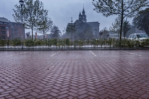   Mit den versickerungsfähigen Drainflow®-Pflasterklinkern versickert das Regenwasser bei extremen Regenfällen in den Boden. Das verhindert überflutete Straßen und andere Wasserüberlasten.  