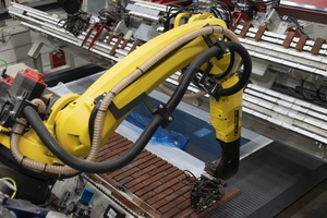  RoboBrick® ist eine Komplettlösung, mit der bis zu 2.500 Riemchen pro Stunde in einem klimatisierten Raum automatisch an Prefab-Systeme und Wände geklebt werden.  