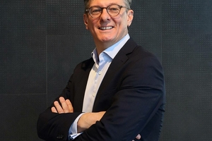   Johan Deburchgrave, CEO von Vandersanden: „Eine Tonne Pirrouet-Fassadensteine absorbiert 60 Kilogramm CO2. Ein weiterer Clou ist, dass wir den gesamten Produktionsprozess ausschließlich mit regenerativer Energie aus Photovoltaik und unserer eigenen Windkraftanlage betreiben.“  