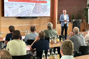  Bereits im Juli 2024 veranstaltete Schlagmann Poroton erstmals die Informationsveranstaltung Immobilienfinanzierung für Investoren im aktuellen Umfeld. Auf die durchwegs positive Resonanz reagiert der Ziegelhersteller mit einem neuen Veranstaltungsformat auf der hauseigenen Fort- und Weiterbildungsplattform Schlagmann Akademie.  