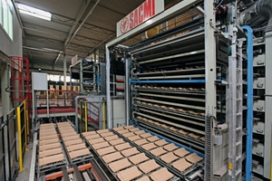  »Bild 21: Formlingsträger am Eingang des Rollentrockners (SACMI) 