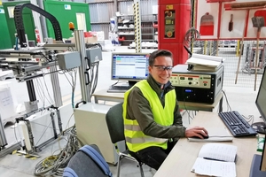  » Mit mobilem Scansystem direkt vor Ort: Dr. Yury Golitsyn, Leiter Zerstörungsfreie Prüfung am FZ-U, untersucht mit Luftultraschall keramische Komponenten vor Ort bei der Wienerberger AG 